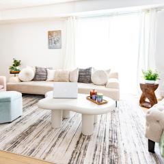 Luxury House 3-Level 4-bedroom, Free Parking and Patio