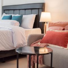 Minimalist Modern Studio at Central District 3B !