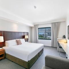 Modern Harbour Retreat with Sweeping Views Pool