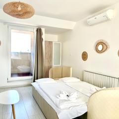 Prime Stay - Top Floor 1-Bedroom Apartment with Balcony