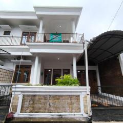 Daffodil House Proper Guest House Near Malioboro