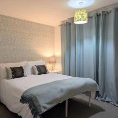 Spacious 6BR Retreat, Ideal for Families & Work, Free Parking