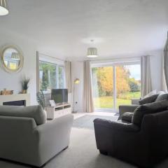 Spacious 6-Bedroom Home with Parking in Grantham