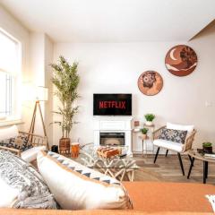 Luxe Escape Duo - 8 Beds - Sleeps 22 - 4 Car Garage