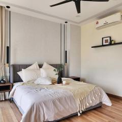 Luxury 4BR Duplex, Medini Apartment