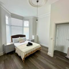 Spacious 4BR Family Home Near Beach with Parking & WiFi, Sleeps 10