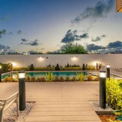 Luxury 2BR Condo w/Pool, Rooftop, GYM @ Palm Beach