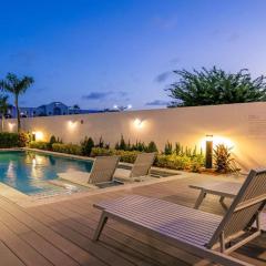 2BR2BA Condo w/ Pool & Gym – Walk to Palm Beach!