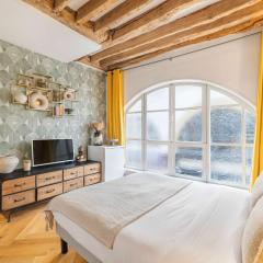 Historical apartment in the heart of Paris -7