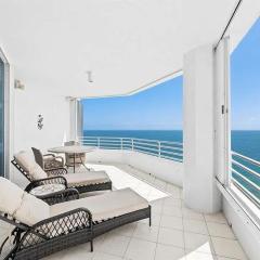 Spacious Three-Bedroom Oceanfront Apartment with Panoramic Views