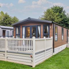Nightingale Lodge with Hot Tub