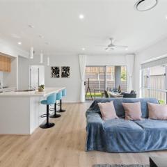 Modern House with Patio and Family Comfort)