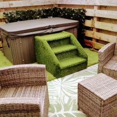 Adorable private couples retreat with hot tub