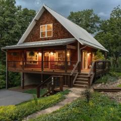 River Rock Cabin - Comfortable, Private Home with King Beds & Mountain Views