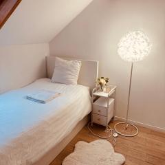 Petite chambre dans une maison