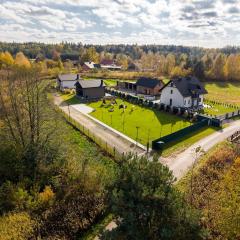 Biała chatka w Krzaczastym Zakątku