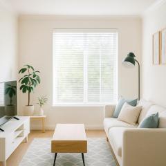 Holiday in LA- Koreatown Retreat with Free Parking, Pool and Sauna