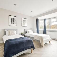 Modern 4BR Home in SE3 near North Greenwich and Kidbrooke Station Sleeps 7