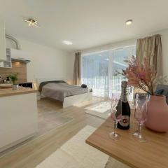 Bright Riverside Studio, Balcony, Free Parking, Air Conditioning