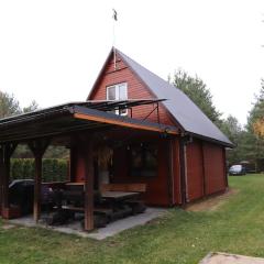 Całoroczny, drewniany domek przy lesie