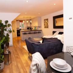 Cosy 4BR house, West Didsbury, bars and restaurants close by, Free Parking, Sleeps 8