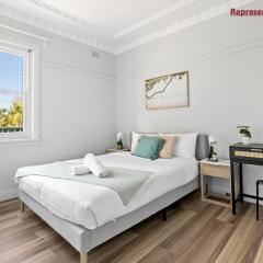 Cozy Queen Room - Close to Eateries & Shops - Shared Bathroom