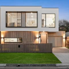 Grandview Luxe- Central Barwon Heads, Brand New, Sleeps 6, Aircon, Parking, WIFI, walk to beach and shops