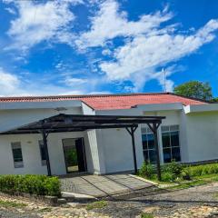 Casa de Descanso con Piscina y Jardín Ricaurte
