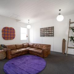 City Apartment - Steps to Cafés, Galleries & Coast