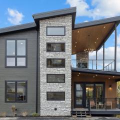 Sunshine Ridge Stays - Luxury cabin with Rooftop, Indoor Pool, Game Room & Hot Tub