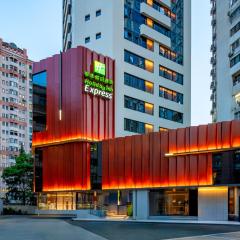 Holiday Inn Express Shanghai Jing'an Temple by IHG