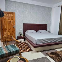 The Hill Crest, Fagu