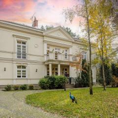 Luxury Villa with Home Cinema and Sauna & Jacuzzi by Renters Prestige