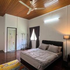 Bayan Lepas Getaway - Nature Views BBQ Haven