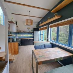 Off-Grid Tiny-House Escape - Manu Waiata