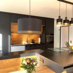 Modernes & zentral gelegenes Ferienhaus mit Garten und Parkplatz