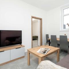 Slowackiego Bright Apartment Close to MTP by Noclegi Renters