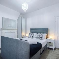 OldTrafford - Sleeps 6 - Free Parking - Free Wifi