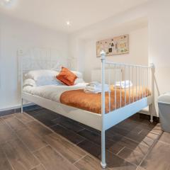 Pass the Keys Cosy Studio in Basildon Sleeps up to 4