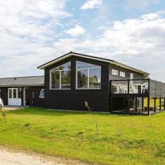 Scandinavian Lakeside Retreat-By Traum