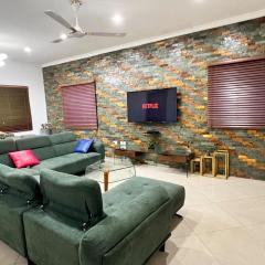 The Elegant 3BedRoom Home in Community 25, Tema