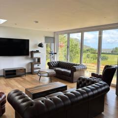 Luxurious, Unique & Elegant Cottage with Hot Tub