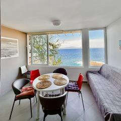 Elegante apartamento con vista directa al mar