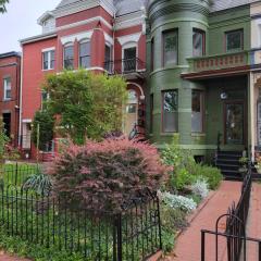 2BR Capitol hill delight, with private parking