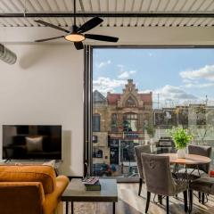 Modern City View 1BR Apartment with Office - free parking