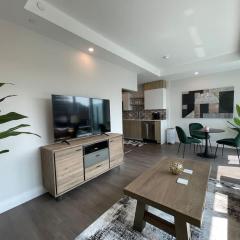 Bright 1 BR with patio and 6 app