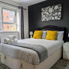 Lord Street Apartment with Free Parking & WiFi- Salford Uni, Victoria Station, AO Arena