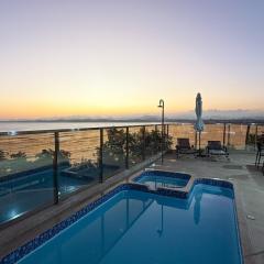 Luxo Frente Mar em 7 Qtos com Ar sendo 4 suites para até 18 pessoas, 2 Jacuzzi Aquecidas, piscina, brinquedoteca, 5min de Castelhanos