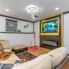 Buzz Inn with Hot tub Sauna fire pit, Roof top Deck in Hocking Hills