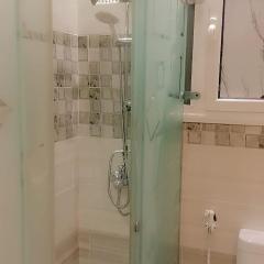 شقه كامله فاخره بجوار ممشى اهل زايد 3غرف وشرفه